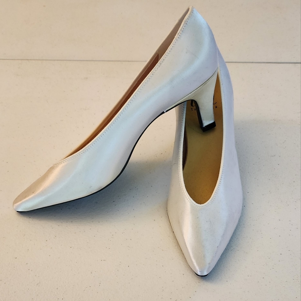Small heel pointed shoes